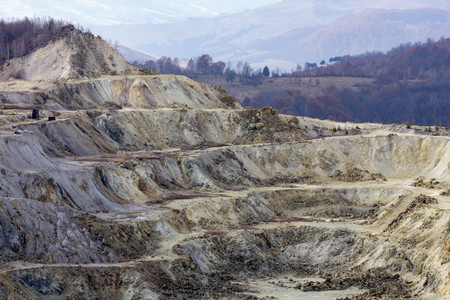 Compania din România care a divulgat că deţine acţiuni Gabriel Resources chiar în ziua deciziei Roşia Montană s-a prăbuşit în deschidere la BVB