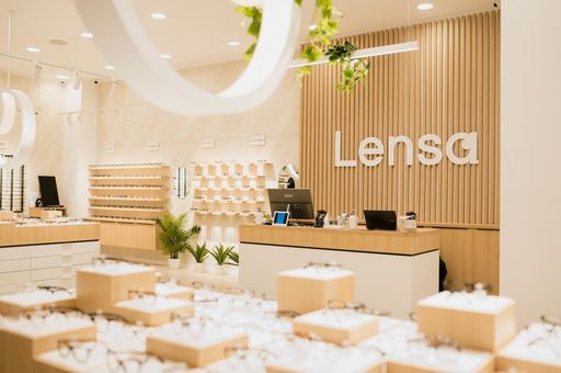 Magazinul de optică Lensa a înregistrat anul trecut venituri de aproape 207 milioane de lei, în creştere de 54%, şi a devenit cea mai extinsă reţea de magazine de profil din România