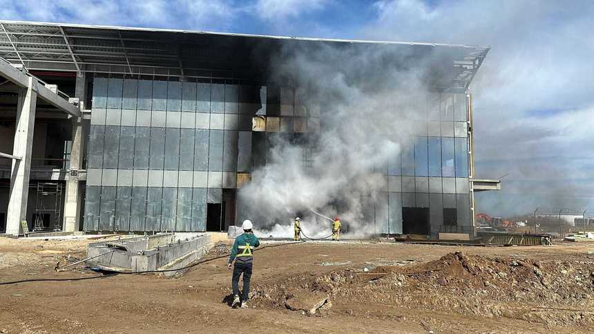 Incendiul de pe şantierul noului terminal al Aeroprotului Craiova a izbucnit din cauza scânteilor unui aparat de sudură / Director aeroport: Pagubele cad exclusiv în sarcina constructorului de pe şantier - FOTO