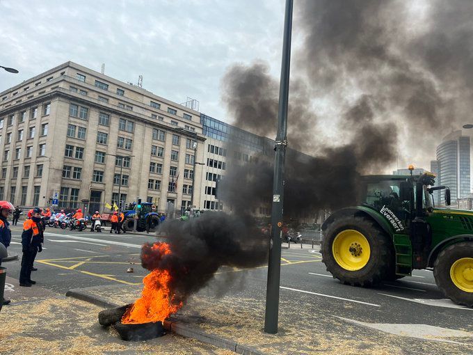 Corina Creţu anunţă că protestele fermierilor continuă la Bruxelles: Îmi exprim solidaritatea cu fermierii mici şi mijlocii care se luptă într-un sistem agricol care nu îi avantajează  - FOTO