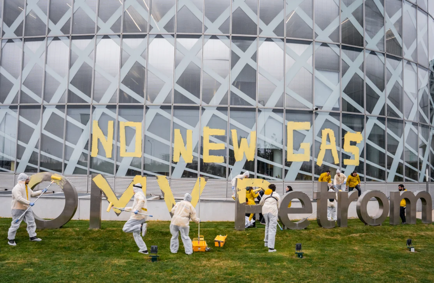 Activişti Greenpeace protestează la sediul OMV Petrom, faţă de proiectul Neptun Deep: Nu distrugeţi Marea Neagră