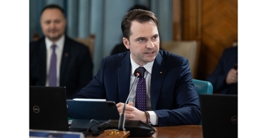 Guvernul a adoptat o ordonanţă care modifică o OUG prin care e eliminată taxa pe soare pentru prosumatori / Actul normativ actualizează schema de sprijin pentru toţi consumatorii de energie şi gaze