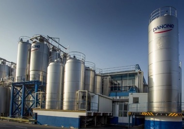 Danone România anunţă că a investit 7 milioane de euro în dezvoltarea producţiei de lapte românesc. Laptele produs în gospodăriile a 220 de mici gospodari din Zimnicea este livrat zilnic către fabrica de iaurt Danone din Bucureşti