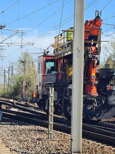 UPDATE - CFR: Scurtcircuit produs de un cablu electric în staţia Ploieşti Vest / 15 trenuri au fost afectate şi vor ajunge cu întârziere / Traficul feroviar, reluat / Precizările companiei Veolia