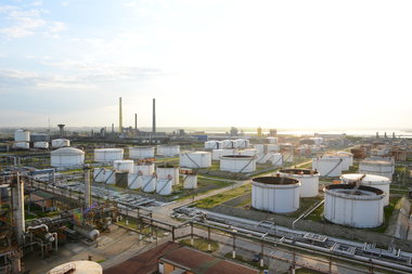 Garda de Mediu, amendă de 50.000 de lei în urma exploziei de la Rafinăria Petromidia/ Operatorul nu a respectat obligaţia de a preveni riscurile pe care substanţele periculoase le pot avea asupra mediului şi populaţiei 