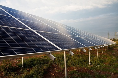 Comisia Europeană deschide două investigaţii privind ofertanţii pentru construirea unul parc fotovoltaic în România. Sunt vizate două consorţii, unul având ca lider un furnizor de servicii de inginerie şi consultanţă cu sediul în România
