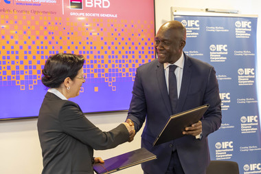BRD Groupe Société Générale şi IFC au încheiat o tranzacţie de referinţă de transfer sintetic al riscurilor semnificative. IFC va furniza o garanţie de risc pentru un portofoliu BRD de până la 700 de milioane de euro