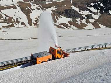 UPDATE - Drumarii lucrează pentru a deszăpezi Transalpina / Se intervine cu autofreze de mare capacitate / Evaluare a situaţiei şi pe Transfăgărăşan, unde periculul de avalanşă este mare – FOTO / VIDEO