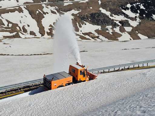 UPDATE - Drumarii lucrează pentru a deszăpezi Transalpina / Se intervine cu autofreze de mare capacitate / Evaluare a situaţiei şi pe Transfăgărăşan, unde periculul de avalanşă este mare – FOTO / VIDEO