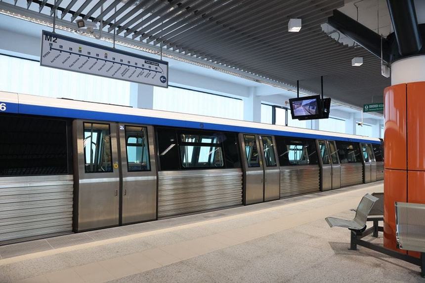 Metrorex: Noul tren Metropolis produs de Alstom a sosit la Depoul Berceni. Trenul are  camere de supraveghere interioare şi exterioare, sisteme de alarmare în caz de urgenţă, locuri special amenajate pentru persoanele cu dizabilităţi, folie anti-grafitti 