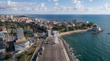 Litoralulromanesc.ro: Peste 70.000 de turişti au ales litoralul pentru vacanţa de 1 Mai şi Paşte. Cele mai aglomerate staţiuni au fost Mamaia, Costineşti şi Vama Veche. Preţul mediu al unui sejur a fost de 1.106 lei/camera dublă