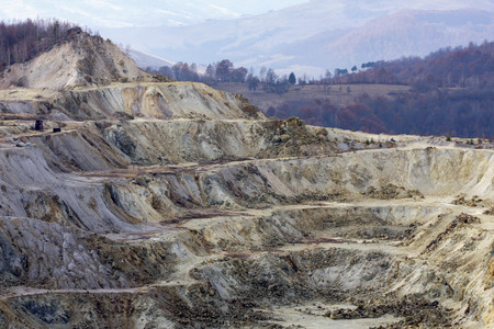 O organizaţie neguvernamentală cere în instanţă suspendarea executării Ordinului Agenţiei Naţionale pentru Resurse Minerale care permite companiei Roşia Montană Gold Corporation exploatarea resurselor de aur din judeţul Alb