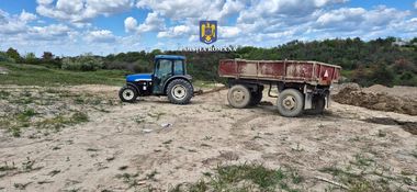Constanţa: Aproximativ 15 tone de deşeuri nepericuloase, abandonate la un depozit ilegal din Cernavodă / Tractorul şi remorca folosote la transportul gunoaielor, indisponibilizate