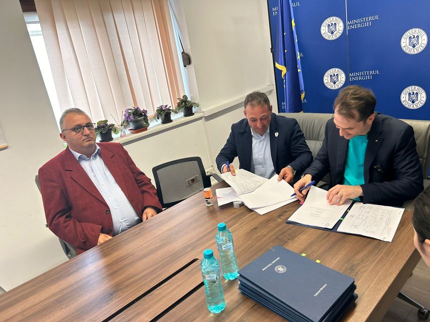 Ministrul Energiei a semnat 11 contracte de finanţare de peste 28.400.000 lei pentru instalarea de panouri fotovoltaice pentru consumul propriu al entităţilor publice