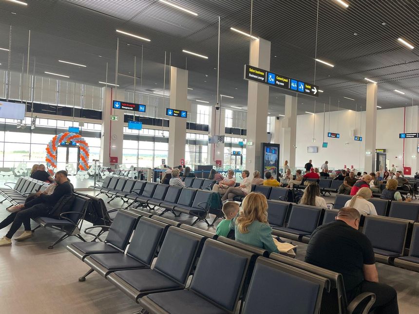 Un nou terminal al Aeroportului Oradea, inagurat sâmbătă / Capacitatea aeroportului a fost dublată şi a ajuns la 800 de pasageri pe oră / Valoarea totală a contractului de finanţare e de peste 234 milioane lei - FOTO