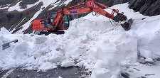 Drumarii continuă deszăpezirea pe Transfăgărăşan şi anunţă posibilitatea redeschiderii traficului la mijlocul lunii iunie / În unele locuri stratul de zăpadă are ănceă trei metri – VIDEO