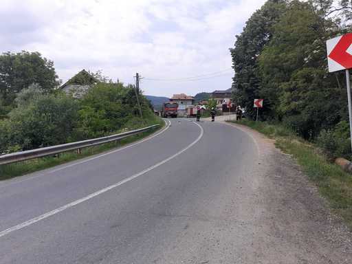 UPDATE - Vâlcea: O maşină a avariat o conductă de gaz şi s-au înregistrat scurgeri importante / 12 persoane, evacuate / Furnizarea gazului, oprită 