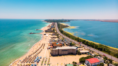 Travelminit.ro: Preţul mediu pentru o noapte de cazare pe litoral pe timpul verii începe de la 500 de lei / Cele mai populare destinaţii din ţară sunt: Eforie Nord, Braşov, Mamaia, Sovata, Bucureşti, Neptun, Costineşti, Sibiu