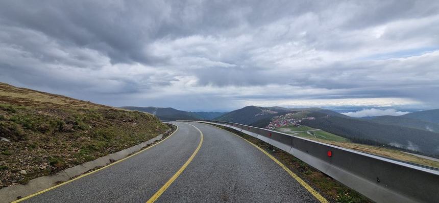 Circulaţia pe Transalpina se deschide sâmbătă / Sectorul de drum montan dintre Rânca şi Curpăt va fi deschis doar în intervalul orar 08:00 - 18:00

