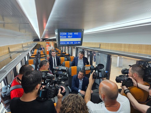 Grindeanu, vizită la Gara de Nord pentru a vedea cele 5 vagoane şi 2 locomotive modernizate din fondurile CFR Călători: Mai sunt 7 contracte, prin PNRR, pentru modernizarea a 75 de locomotive şi a 139 vagoane