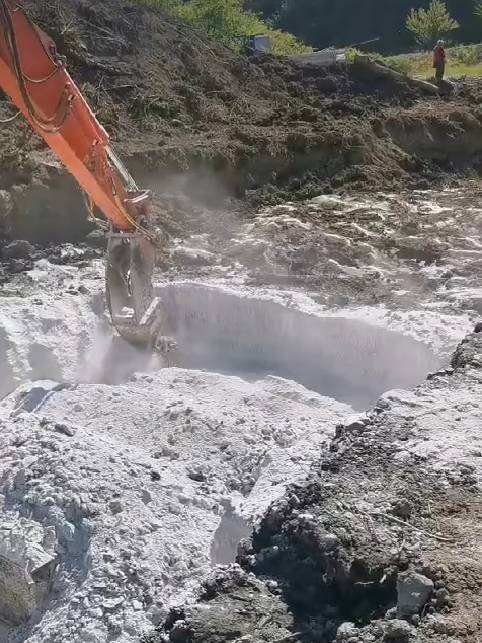 Specialiştii Apele Române continuă intervenţiile în zona Salinei Praid / În acest moment nu se mai infiltrează apă din cursul pârâului Corund - VIDEO