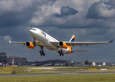 Primul zbor direct către SUA, după 20 de ani, a decolat de pe Aeroportul Otopeni. Aeronava companiei aeriene HiSky parcurge în zece ore drumul până la New York şi este pilotată chiar de directorul general al companiei, Iulian Scorpan