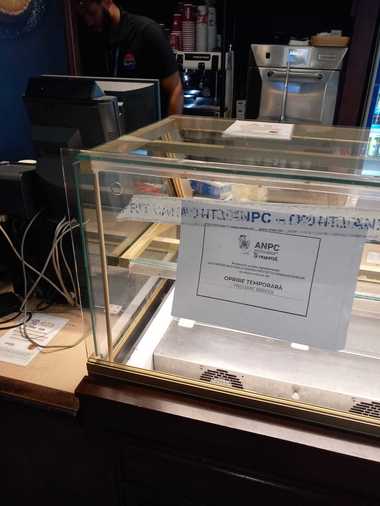 ANPC a controlat agenţii economici din Aeroportul Otopeni şi a dat amenzi de aproape 370.000 de lei / Printre nereguli, vitrine şi spaţii de depozitare cu mizerie, nerespectarea temperaturii recomandate pentru produsele congelate - FOTO