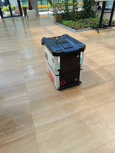 Compania românească Agora Robotics vrea să investească 3 milioane de euro într-o fabrică de roboţi industriali de curăţenie. Compania estimează că anul viitor va exporta primul robot
