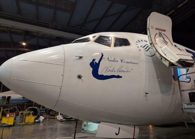 Aeronava TAROM care va purta sportivii români la Jocurile Olimpice de la Paris, redenumită ”Nadia Comăneci”/ Numele şi autograful gimnastei, colantate pe avion