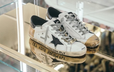 Producătorul de încălţăminte sport de lux Golden Goose amână listarea la bursa din Milano, invocând tulburările politice din Europa