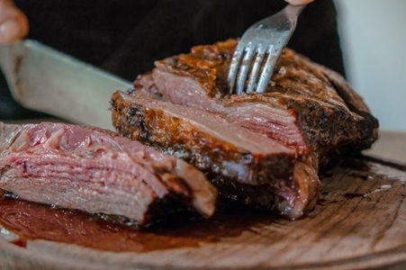 Inflaţia şi recesiunea îi obligă pe argentinieni să mănânce mai puţină carne de vită