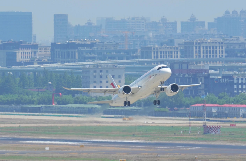 Companie de leasing: Compania chineză COMAC are oportunitatea de a sparge duopolul Airbus şi Boeing pe piaţa avioanelor de pasageri