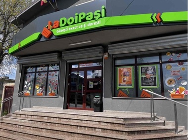 Reţeaua LaDoiPaşi deschide vineri 60 de magazine, marcând cea mai rapidă expansiune într-o singură zi din istoria francizei. Retailerul trece pragul de 2.400 de magazine