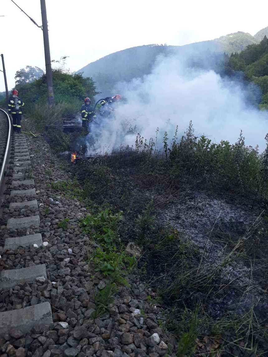 Incendiu de vegetaţie cu perturbarea traficului feroviar – Trenuri cu întârzieri