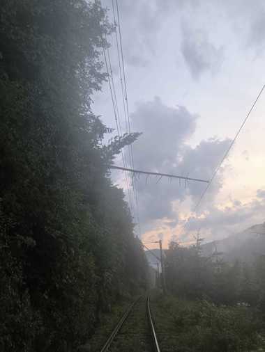 UPDATE - Nou incident pe calea ferată – Copaci căzuţi pe linia de contact, între Lunca Bradului -  Răstoliţa / Traficul perturbat