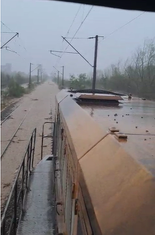 CFR: Trafic feroviar afectat de furtuni pe două tronsoane feroviare din centrul şi nordul ţării / Între staţiile Suceava şi Văratec linia de cale ferată a fost acoperită de ape / Mai multe trenuri afectate - VIDEO

