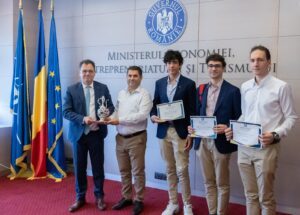 Ministrul Economiei, întâlnire cu cei trei elevi din Bucureşti care au câştigat locul I la competiţia ”International Science and Engineering Fair” din Los Angeles / Proiectul lor - Aripa de şoim – ar putea duce la eficientizarea zborurilor