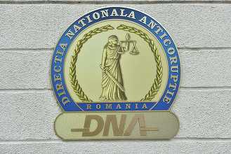 Şeful Administraţiei Judeţene a Finanţelor Publice Giurgiu, reţinut pentru trafic de influenţă de către procurorii DNA / Ar fi cerut 30.000 de euro de la doi oameni de afaceri, reţinuţi şi ei