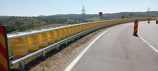 Breteaua de coborâre de pe autostrada A1, spre Timişoara va fi închisă luni / Drumarii montează parapete pe rulouri / Rute alternative