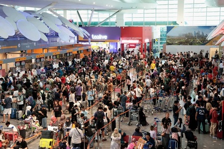Pasagerii aerieni din întreaga lume s-au confruntat vineri cu întârzieri, anulări de zboruri şi probleme la check-in din cauza penei IT