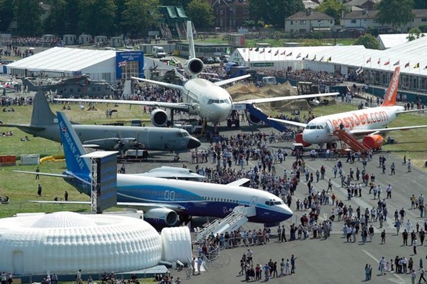 Farnborough Air Show a debutat cu oferte de 51 de miliarde de dolari pentru avioane, în timp ce Airbus a prezentat un nou avion pentru distanţe lungi