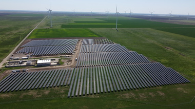 Engie Romania a inaugurat, în comuna Gemenele din judeţul Brăila, prima sa centrală hibridă, din surse eoliene şi solare, având o capacitate totală instalată de 57 MW 