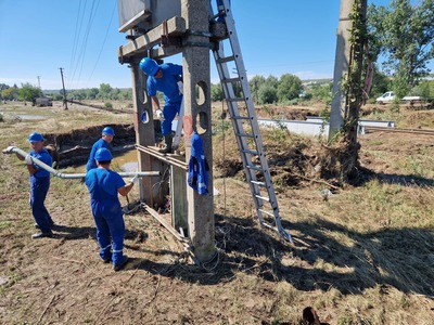 Sebastian Burduja, noutăţi despre situaţia alimentării cu energie în zonele inundate: Ca urmare a eforturilor echipelor de intervenţie ale Electrica (DEER - Muntenia Nord), numărul utilizatorilor nealimentaţi a scăzut la 11.005