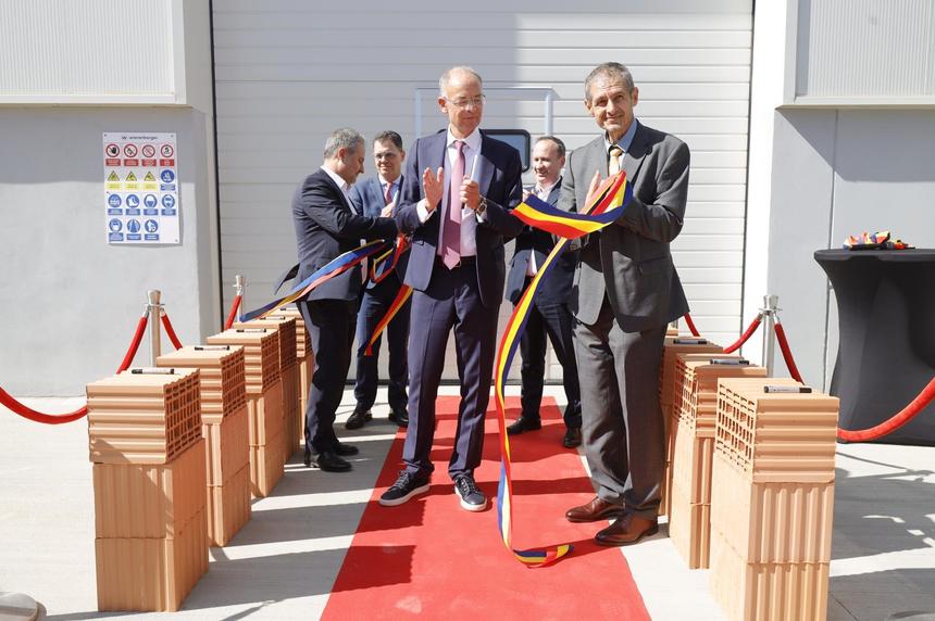 Producătorul de cărămidă Wienerberger Group a inaugurat o nouă unitate de producţie în judeţul Buzău/ Grupul anunţă o ”donaţie substanţială” pentru persoanele afectate de inundaţii - FOTO