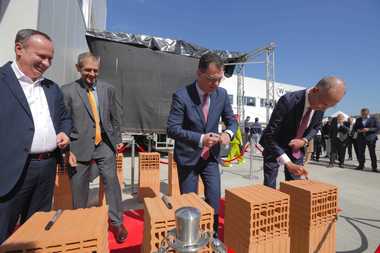 Ştefan Radu Oprea, la redeschiderea fabricii de cărămidă de la Berca: Este nevoie să producem cât mai multe materiale de construcţii în România / Câte companii au aplicat la schema de ajutor ConstructPlus