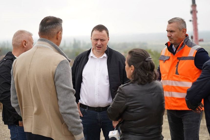 Şeful CNAIR: Lucrările evoluează foarte bine pe şantierul autostrăzii Buzău - Focşani! În acest ritm, deschiderea în acest an a circulaţiei pe toate cele 4 loturi este din ce în ce mai sigură - FOTO