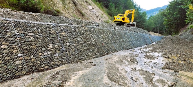 Program de corectare a torenţilor, derulat de Romsilva / Amenajările de corectare a torenţilor au rolul de a prelua undele de viitură / Investiţie de peste 109 milioane de lei / Ce prevede programul

