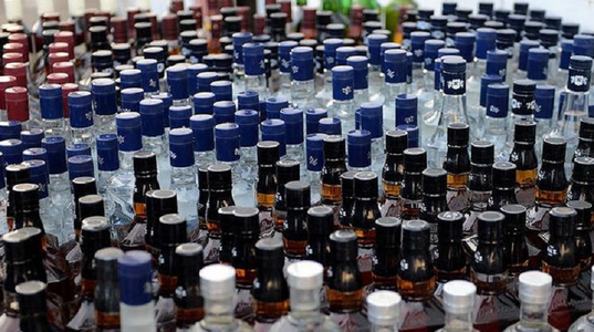 SONDAJ privind consumul de alcool: 7% dintre respondenţi spun că au consumat o băutură contrafăcută vrând să evite plata accizei către stat. 60% dintre respondenţi consideră că spirtoasele făcute în gospodărie sunt mai sănătoase