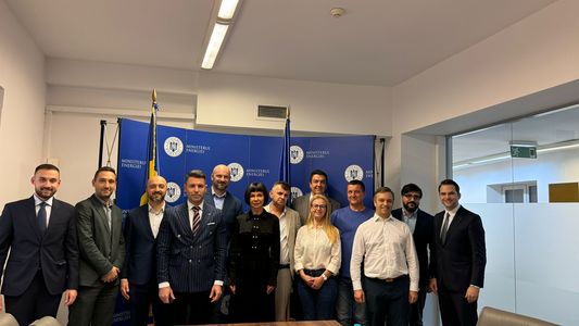 Ministerul Energiei anunţă îndeplinirea a două noi jaloane din PNRR, fiind semnalte contracte pentru capacităţi de stocare în baterii şi producţia de panouri fotovoltaice / Burduja: Vom atinge deja 20% din necesarul de stocare al ţării