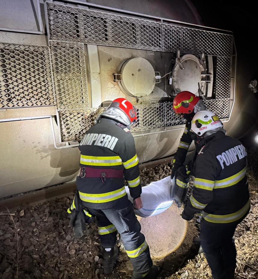 Tren deraiat în judeţul Mehedinţi - Ultimele 3 vagoane din compunerea trenului de marfă au fost retrase / ISU nu permite încă ridicarea vagoanelor răsturnate, întrucât sunt în continuare scurgeri de benzină / Traficul rămâne oprit